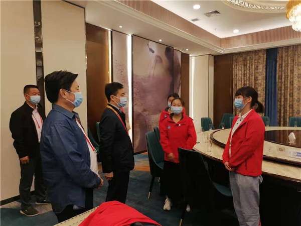 湖北省人社厅党组成员、副厅长曾向阳慰问选手.jpg