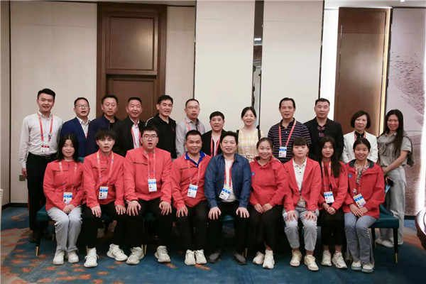 选手和人社局局长裴毅合影.jpg